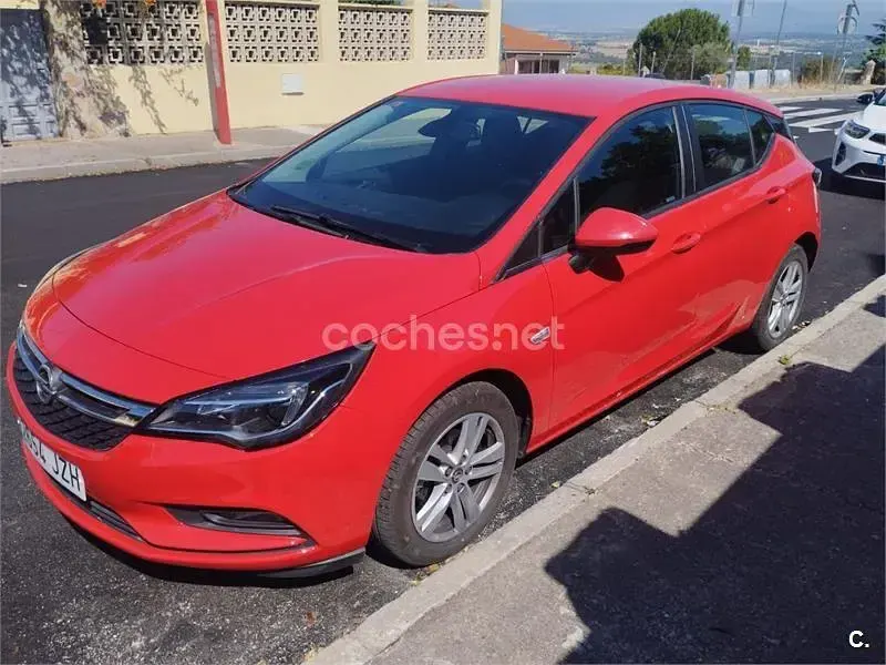 Usado Opel Astra Selective 105 CV (77 kW) 2017 Rojo Berlina