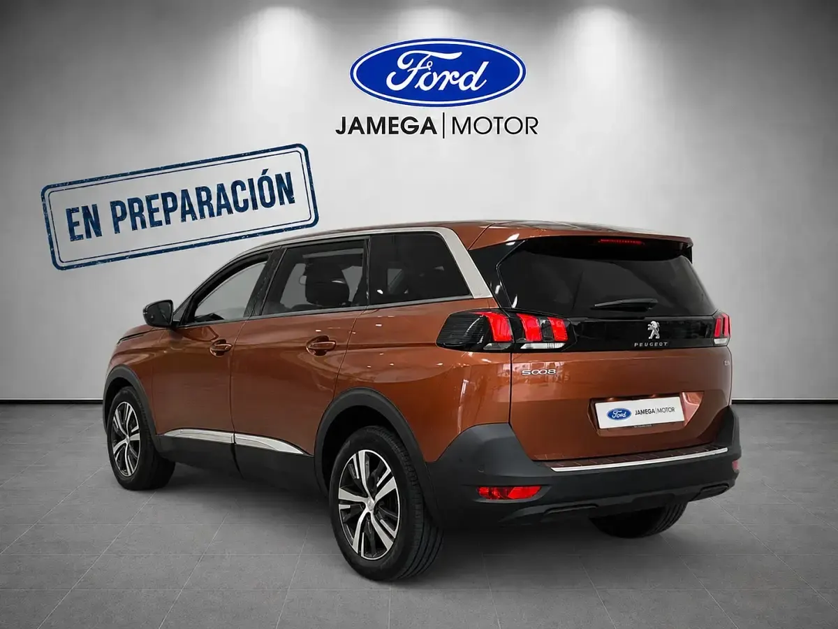 Usado Peugeot 5008 Allure 130 CV (95 kW) 2022 Naranja SUV