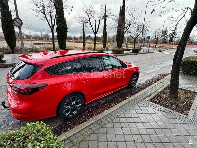 Usado Ford Focus ST-Line X 155 CV (114 kW) 2023 Rojo Familiar