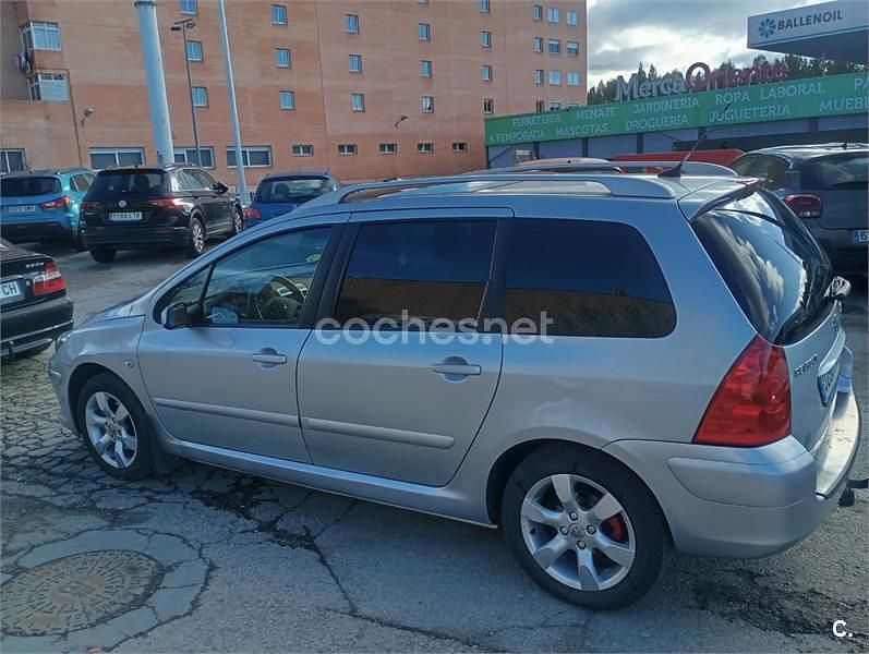 Usado Peugeot 307 110 CV (80 kW) 2007 Gris / plata Familiar