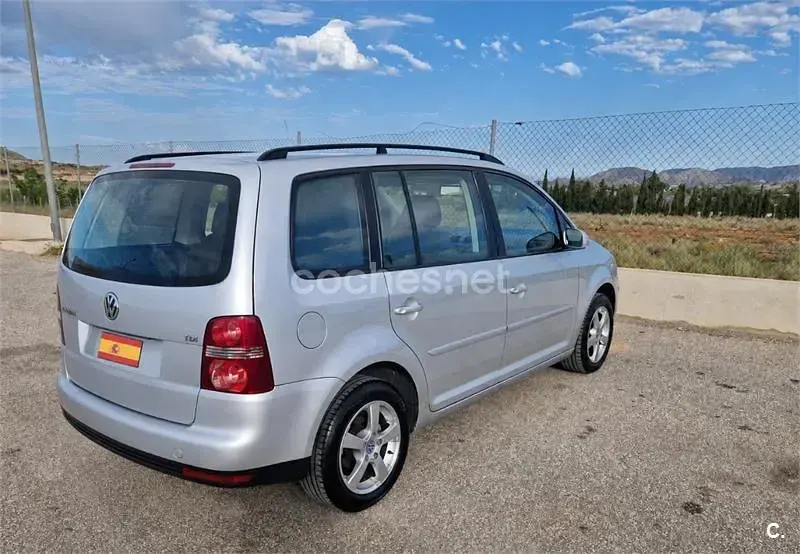 Usado VW Touran Highline 140 CV (102 kW) 2007 Gris / plata Monovolumen
