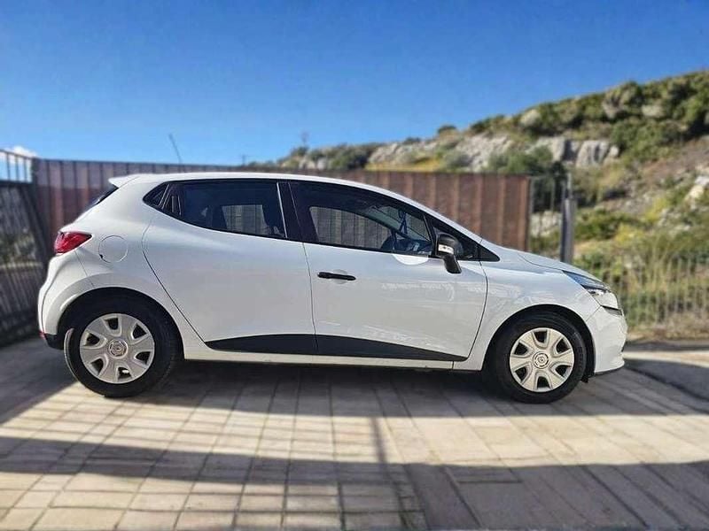 Usado Renault Clio IV Authentique 73 CV (53 kW) 2016 Blanco Utilitario