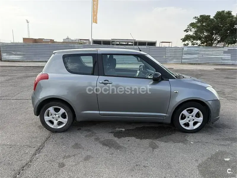 Usado Suzuki Swift GLX 92 CV (67 kW) 2006 Gris / plata Utilitario