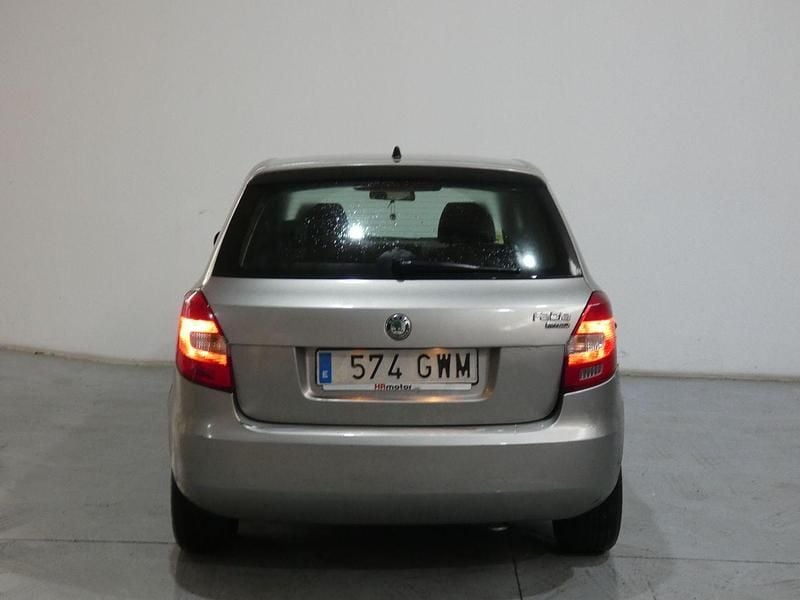 Usado Skoda Fabia Style 105 CV (77 kW) 2010 Gris Utilitario