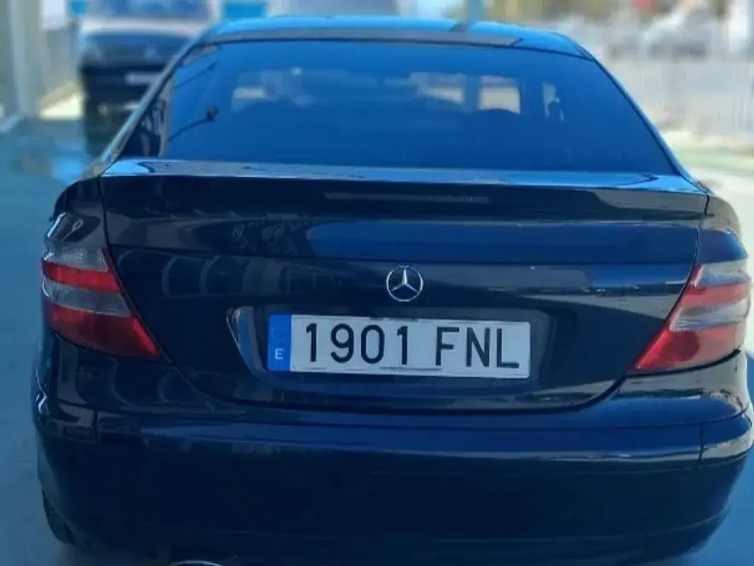 Usado Mercedes C200 Classic 122 CV (89 kW) 2007 Negro Berlina