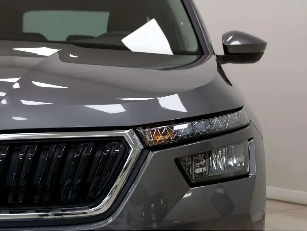 Usado Skoda Kamiq Ambition 110 CV (80 kW) 2023 Gris SUV