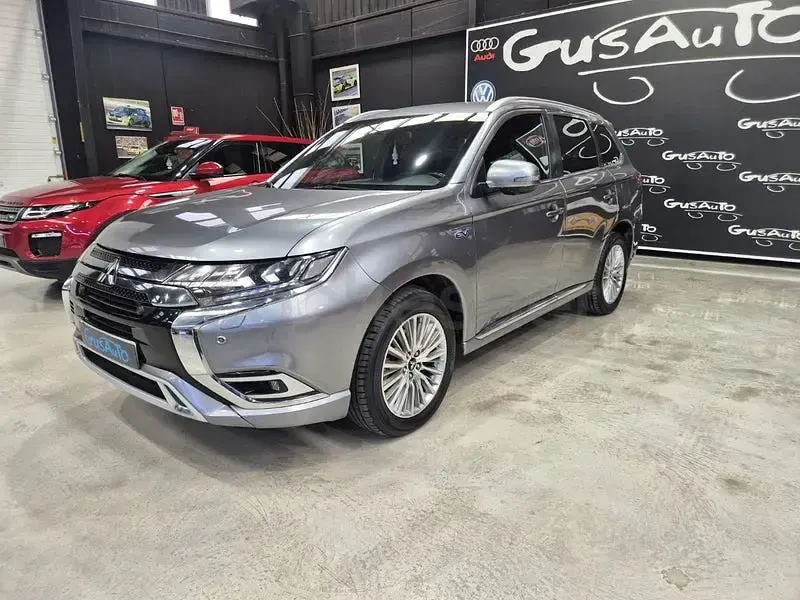 Usado Mitsubishi Outlander P-HEV Motion 224 CV (164 kW) 2018 Gris / plata SUV