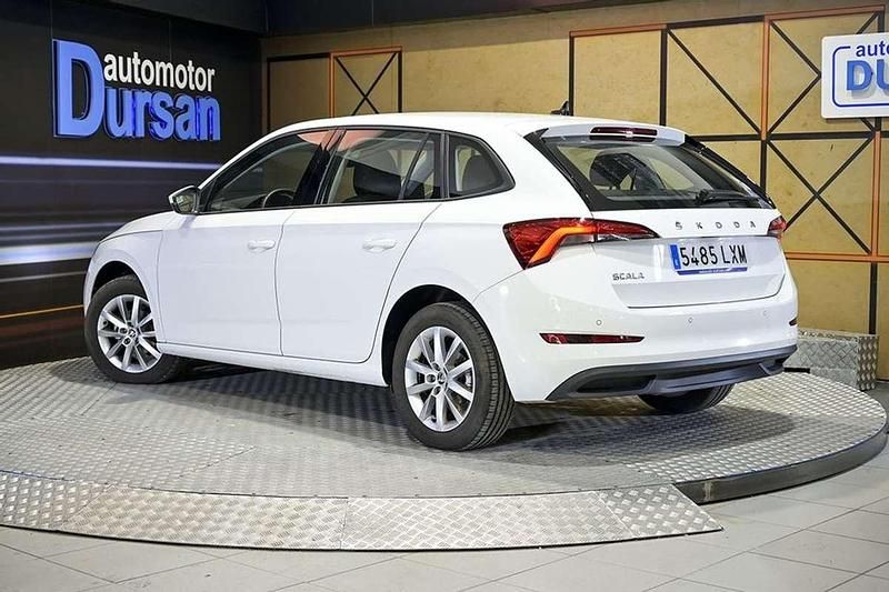 Usado Skoda Scala Active 90 CV (66 kW) 2022 Blanco Utilitario