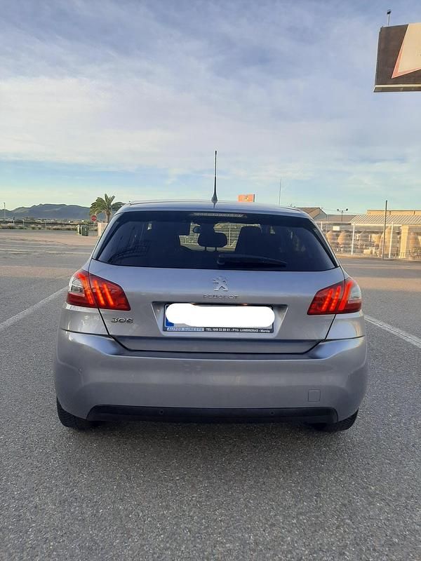 Usado Peugeot 308 Allure 130 CV (95 kW) 2020 Gris