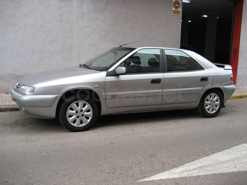 Usado Citroën Xantia 90 CV (66 kW) 2001 Gris / plata Berlina