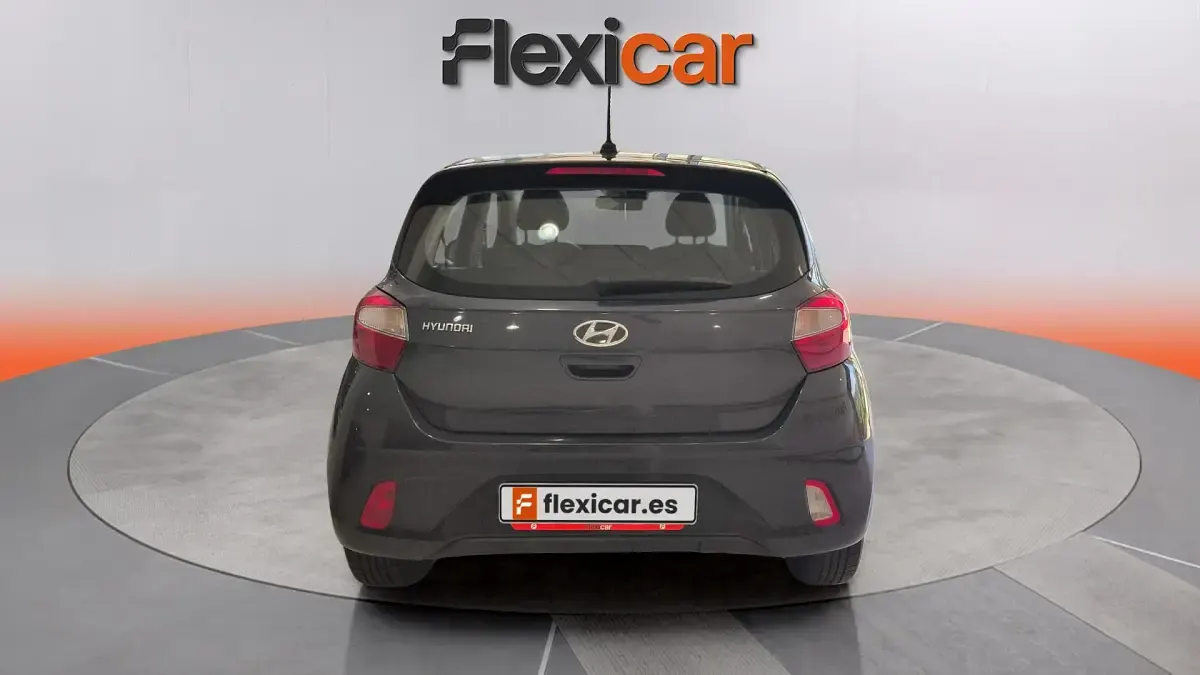 Usado Hyundai i10 67 CV (49 kW) 2023 Gris Utilitario