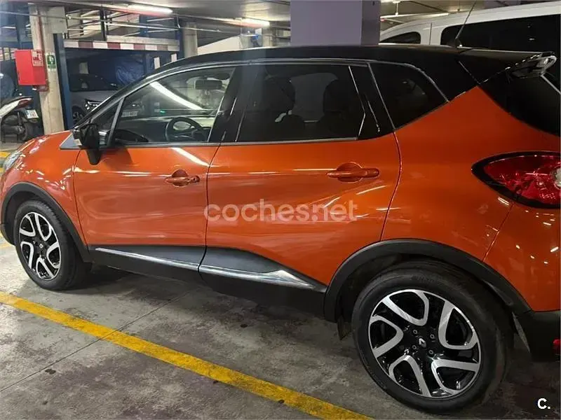 Usado Renault Captur Zen 120 CV (88 kW) 2014 Rojo SUV