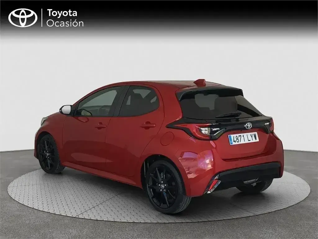 Usado Toyota Yaris Hybrid Plus 116 CV (85 kW) 2022 Rojo Monovolumen
