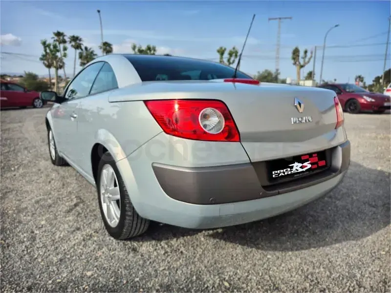Usado Renault Mégane Cabriolet Dynamique 136 CV (100 kW) 2005 Gris / plata Descapotable