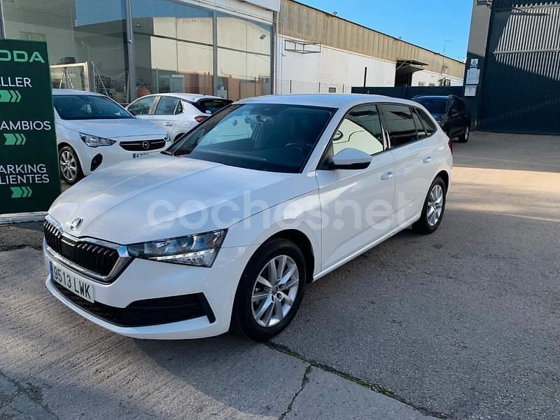 Usado Skoda Scala Active 95 CV (69 kW) 2022 Blanco Utilitario