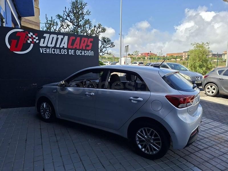 Usado Kia Rio 84 CV (61 kW) 2023 Gris / plata Berlina