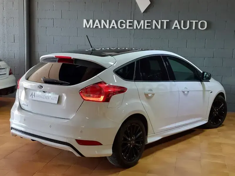 Usado Ford Focus ST-Line 125 CV (91 kW) 2018 Blanco Berlina