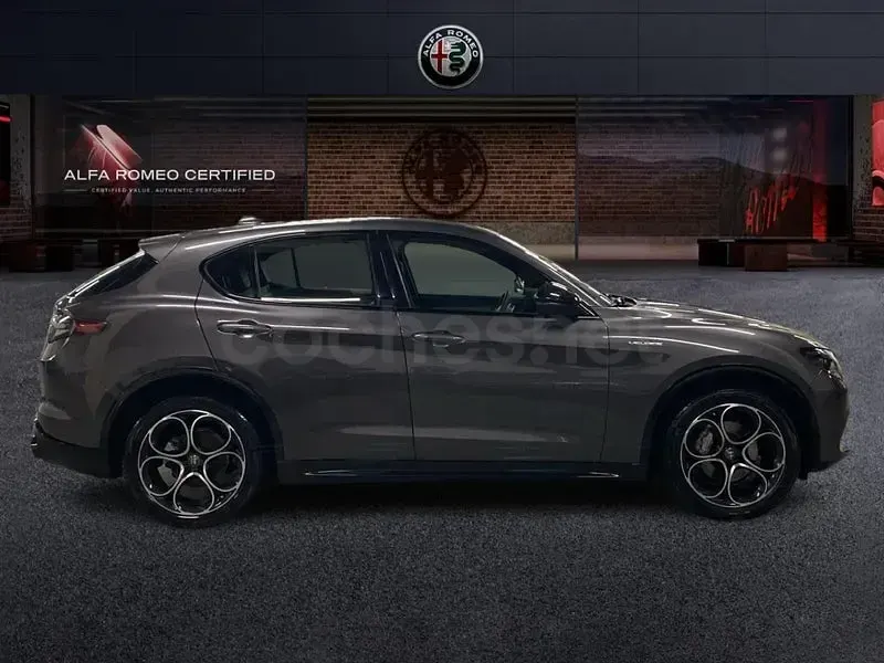 Usado Alfa Romeo Stelvio Veloce 211 CV (155 kW) 2023 Gris / plata SUV