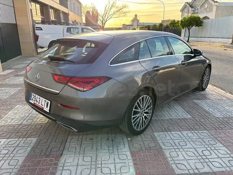 Usado Mercedes CLA220 Shooting Brake 190 CV (139 kW) 2022 Gris / plata Familiar