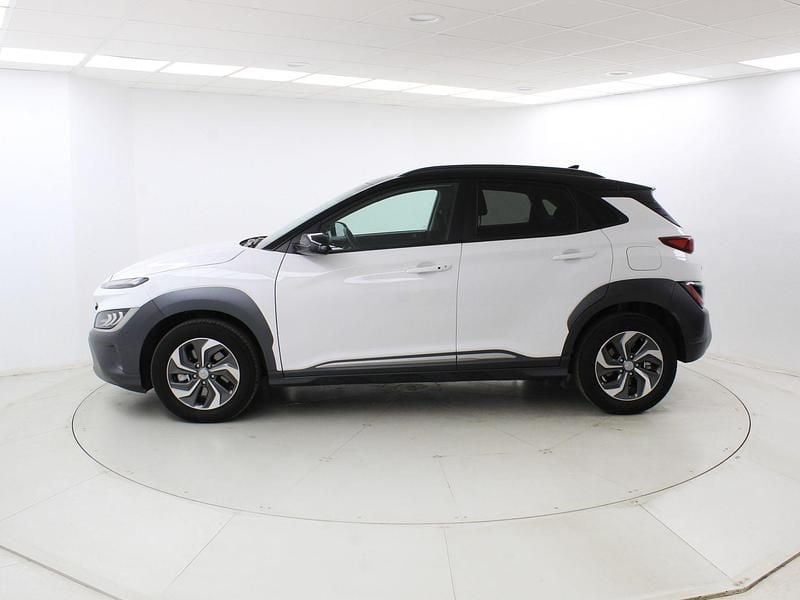 Usado Hyundai Kona 141 CV (103 kW) 2023 Atlas white/phantom black (sólido) SUV