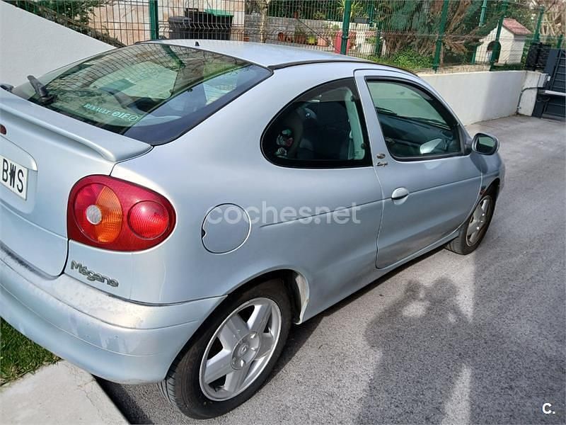 Usado Renault Mégane Coupé Dynamique 110 CV (80 kW) 2002 Gris / plata Coupe
