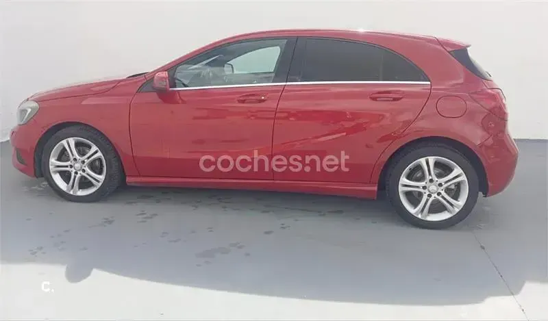 Usado Mercedes A200 Style 136 CV (100 kW) 2013 Rojo Utilitario