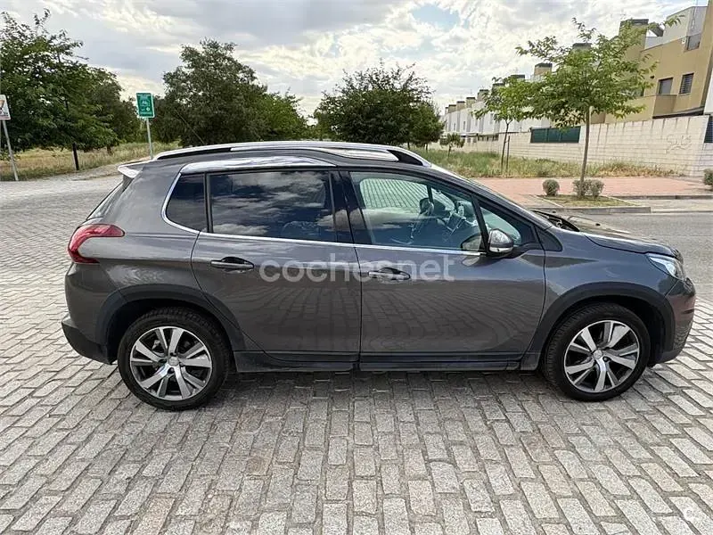 Usado Peugeot 2008 Allure 110 CV (80 kW) 2017 Gris / plata SUV