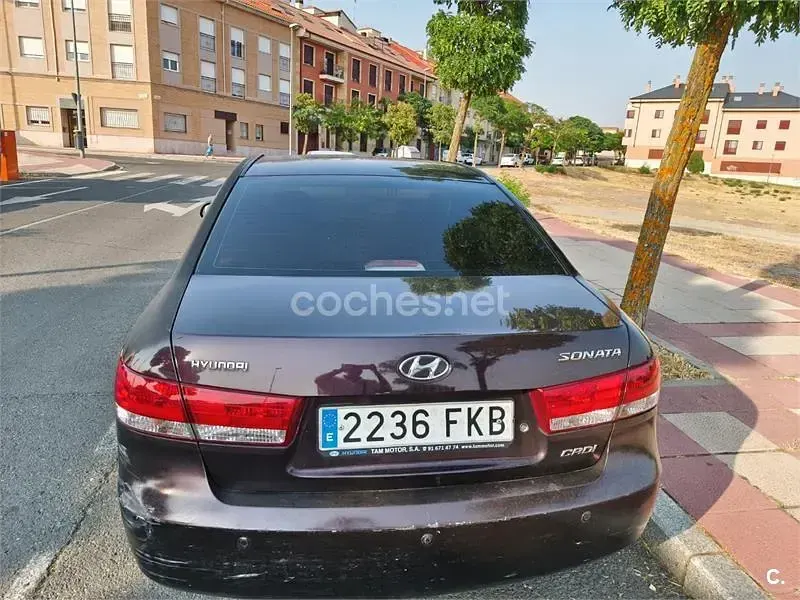Usado Hyundai Sonata Style 140 CV (102 kW) 2006 Granate Berlina