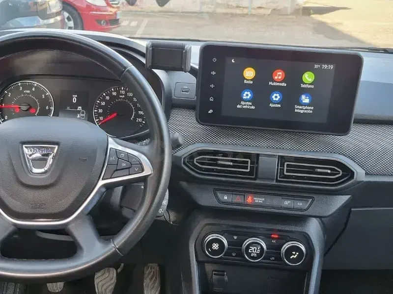 Usado Dacia Sandero Expression 101 CV (74 kW) 2022 Gris / plata Berlina