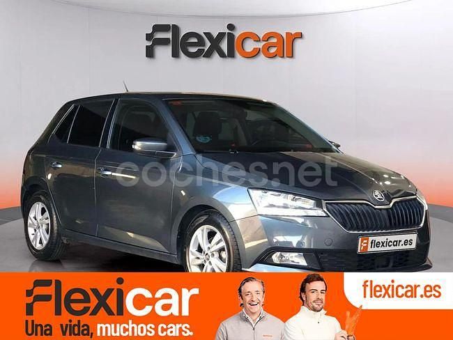 Gris / plata Usado 2021 Skoda Fabia Ambition Berlina | 10.990 € (Precio justo) - Imagen 1/4