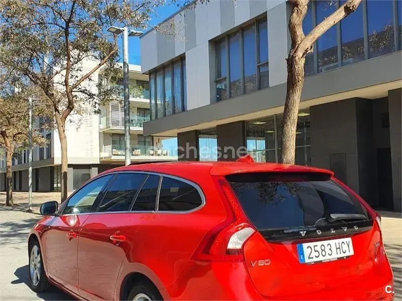 Usado Volvo V60 Summum 136 CV (100 kW) 2011 Rojo Familiar
