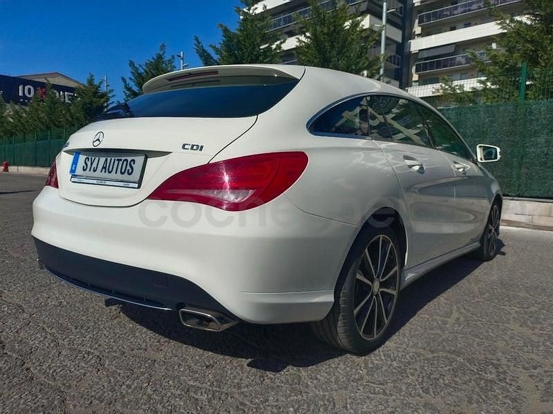 Usado Mercedes CLA200 Shooting Brake 136 CV (100 kW) 2015 Blanco Familiar