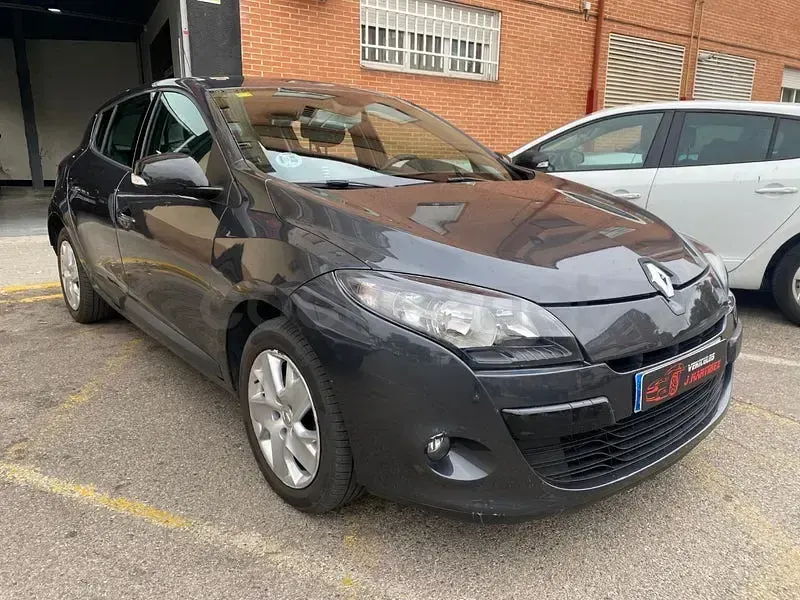 Usado Renault Mégane III Dynamique 110 CV (80 kW) 2011 Gris / plata Berlina