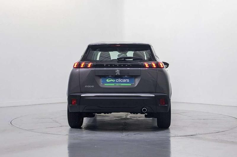 Usado Peugeot 2008 Active 110 CV (80 kW) 2022 Gris SUV