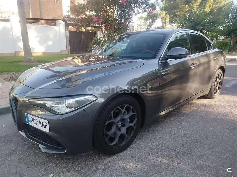 Usado Alfa Romeo Giulia Executive 150 CV (110 kW) 2018 Gris / plata Berlina