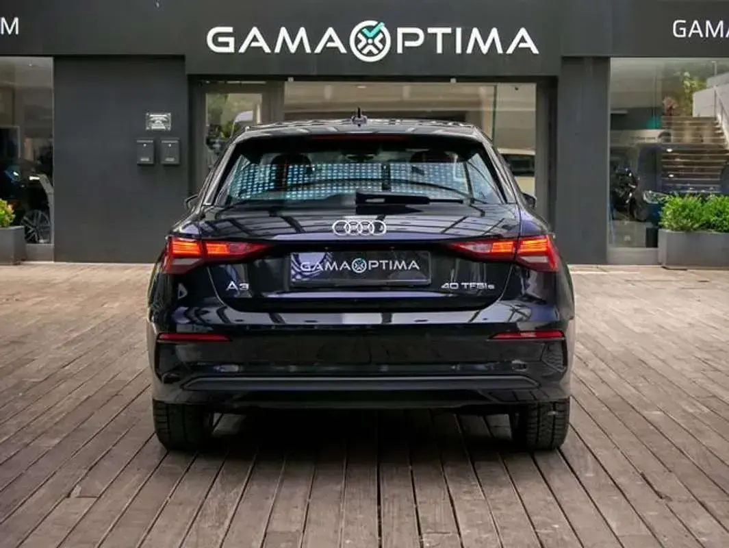 Usado Audi A3 Attraction 150 CV (110 kW) 2022 Negro Berlina