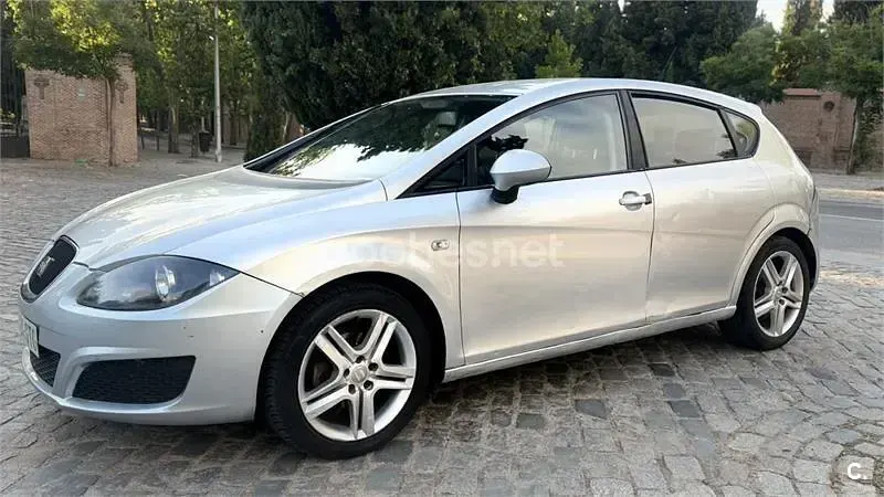 Usado Seat Leon Ecomotive 105 CV (77 kW) 2010 Gris / plata Utilitario