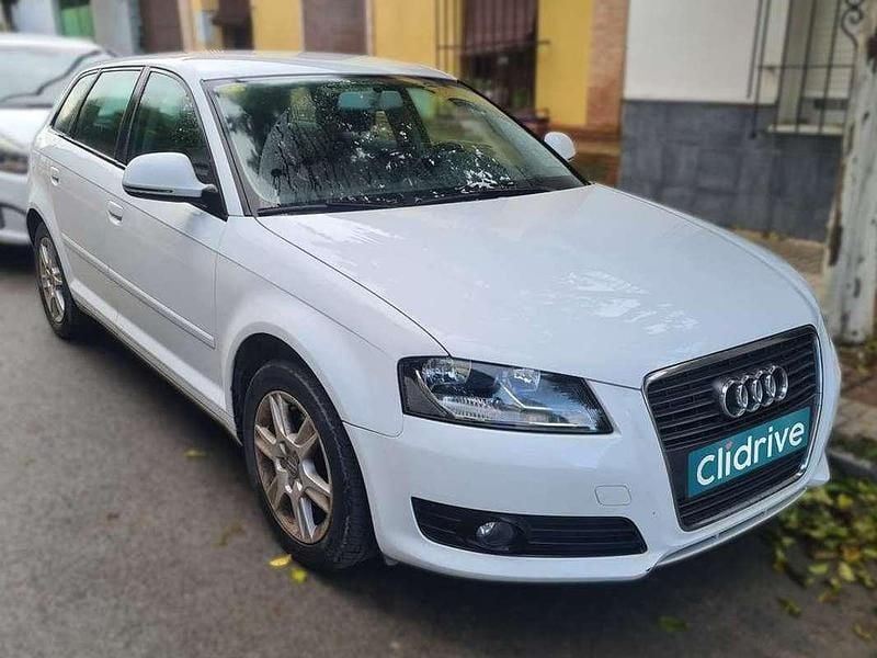 Usado Audi A3 Sportback Attraction 105 CV (77 kW) 2010 Blanco Utilitario