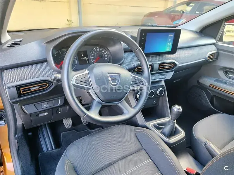 Usado Dacia Sandero Comfort 101 CV (74 kW) 2021 Naranja Berlina