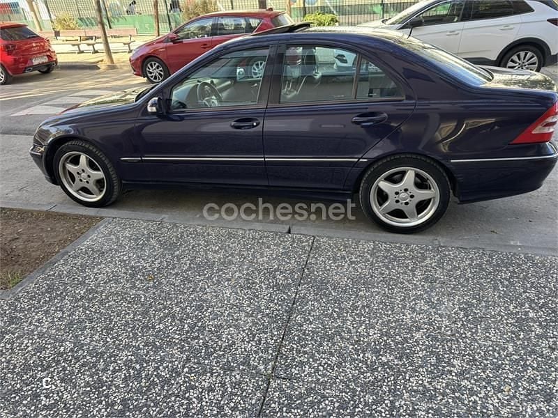 Violeta / lila Usado 2003 Mercedes C320 Avantgarde Berlina | 7900 € - Imagen 1/4