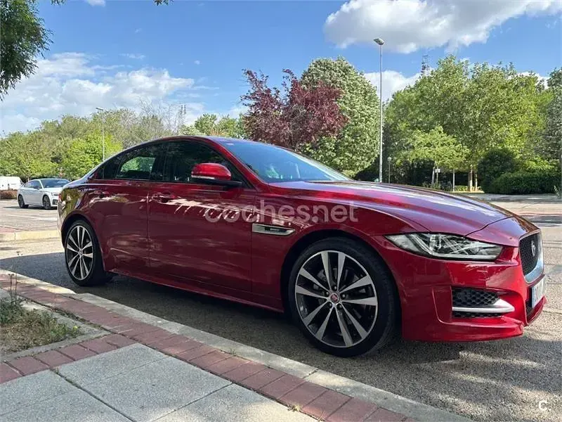 Usado Jaguar XE R-Sport 180 CV (132 kW) 2017 Rojo Berlina
