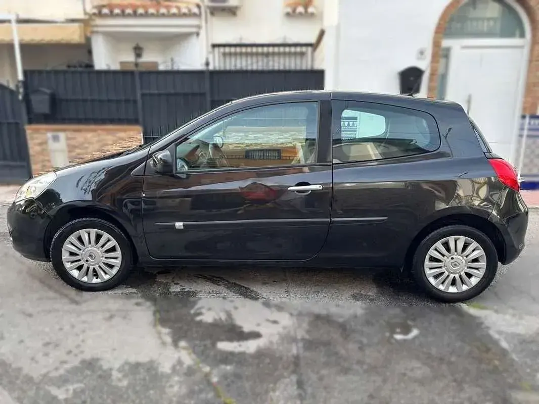 Usado Renault Clio II Authentique 68 CV (50 kW) 2010 Negro Berlina