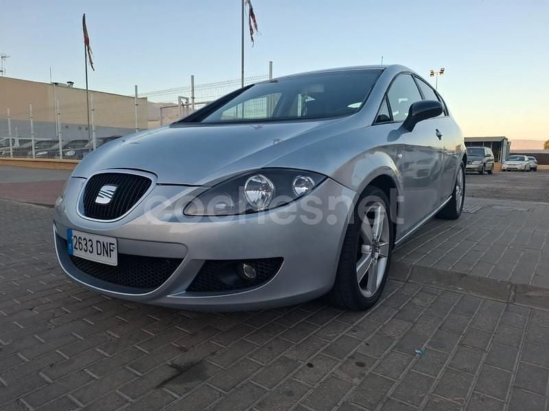 Gris / plata Usado 2005 Seat Leon Reference Berlina | 4599 € (Precio justo) - Imagen 1/4
