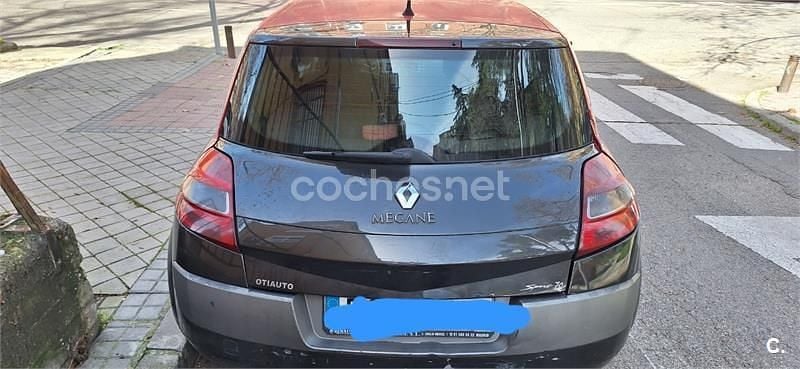 Usado Renault Mégane II Dynamique 105 CV (77 kW) 2007 Rojo Berlina