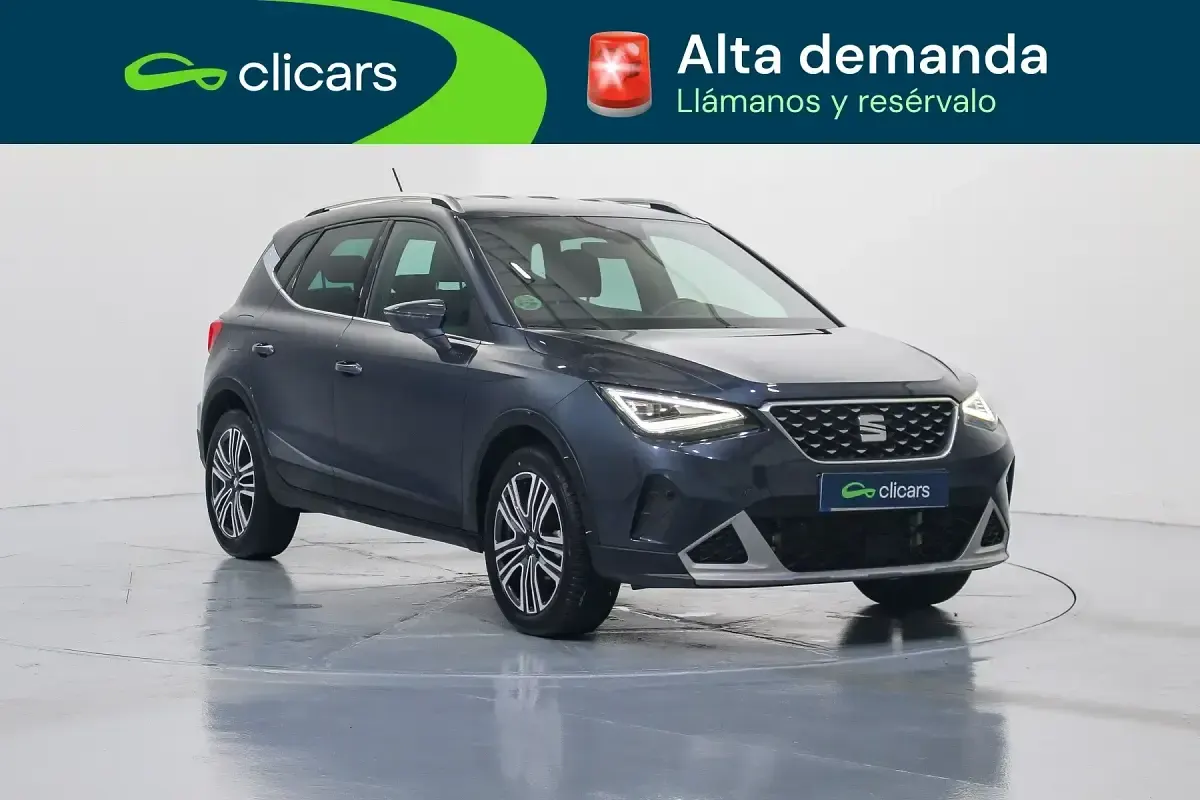 Usado Seat Arona Xperience 110 CV (80 kW) 2022 Gris / plata SUV