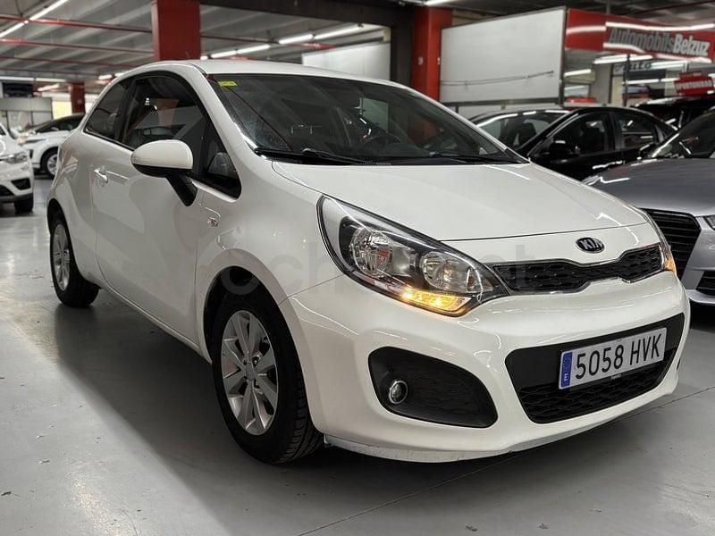 Usado Kia Rio 90 CV (66 kW) 2014 Blanco Berlina