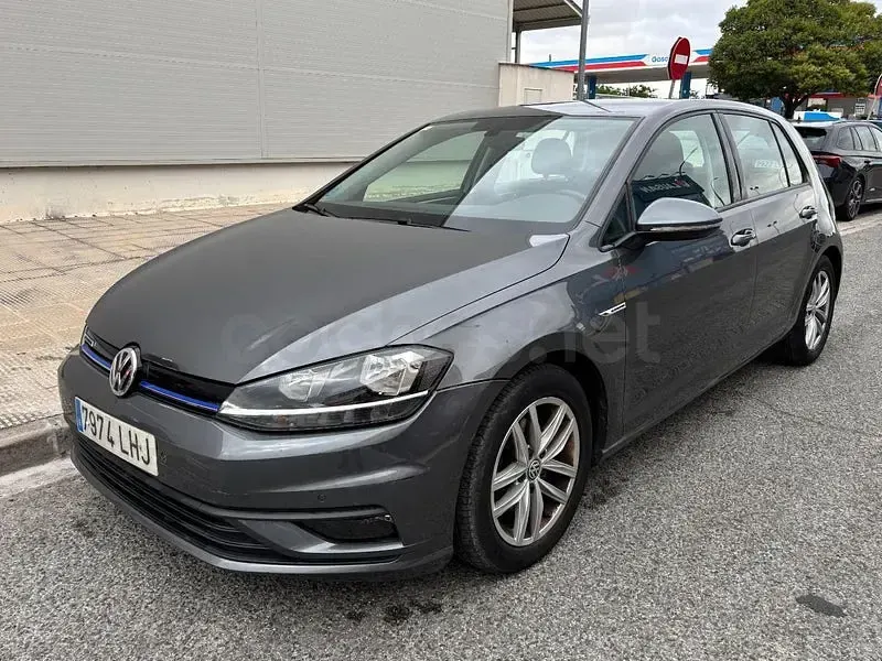 Usado VW Golf VIII Edition 130 CV (95 kW) 2020 Gris / plata Berlina
