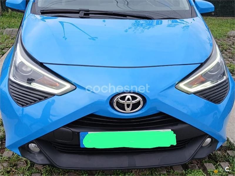 Usado Toyota Aygo X-play 69 CV (50 kW) 2018 Azul Utilitario
