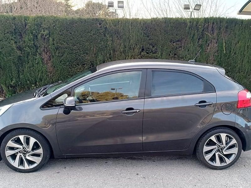 Usado Kia Rio 84 CV (61 kW) 2017 Gris / plata Berlina