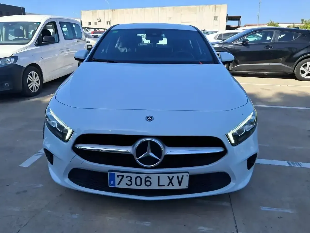 Usado Mercedes A180 116 CV (85 kW) 2022 Azul Utilitario